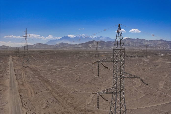 Lineas-electricidad-La-Joya-desierto-Peru_Presidencia-de-Peru_Flickr_cec6d39a68-2400x1599